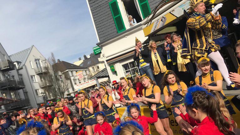 Straßenkarneval – in Solingen Wald