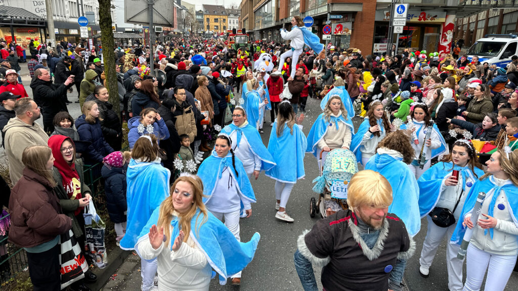 Schiwa Tanzformation auf dem Rosenmontagzug 2023 in Solingen