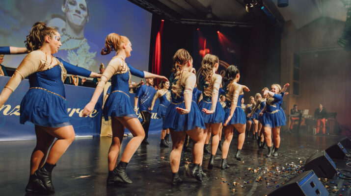 Die Schiwa Tanzformation auf der großen Karnevalssitzung – Prinzengarde Blau – Gelb Solingen – Ohligs 1936 e.V.