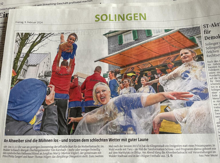 An Altweiber sind die Möhnen los – und trotzen dem schlechten Wetter mit guter Laune